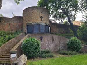 Zülpich - Knochenturm mit Ehrenmal